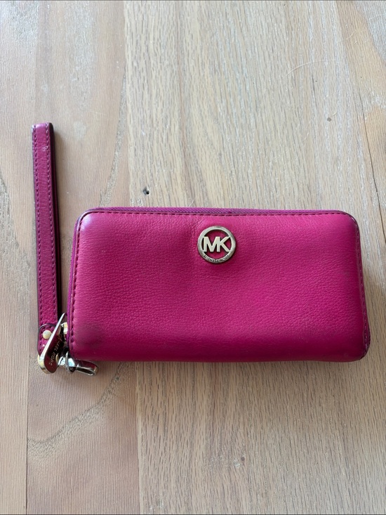 Michael Kors Handbags - MK Wristlet wallet